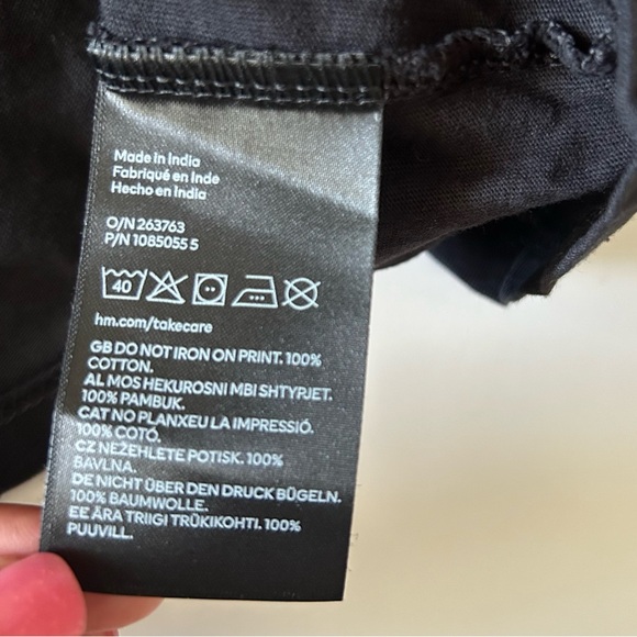 H&M Divided Black Boxy Printed Crop Top size M - Picture 6 of 7